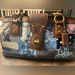 In very good condition Authentic COACH patch Blue hand Bags 🌹